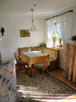 Essbereich am Fenster mit Blick in den Garten