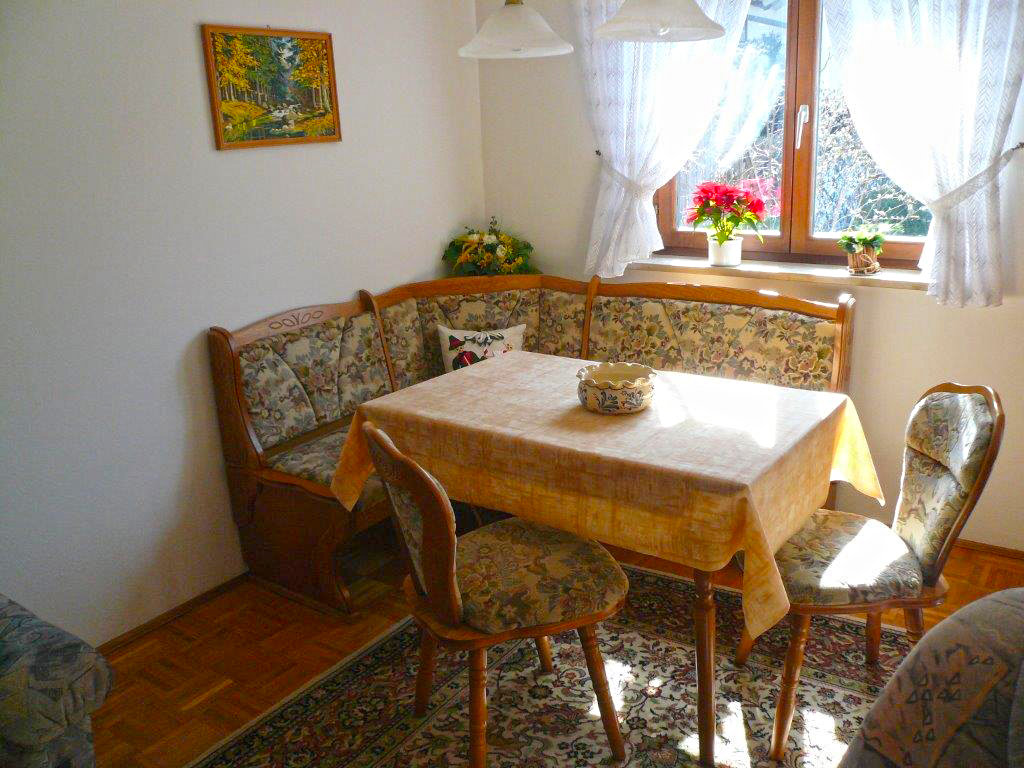 Essplatz der Ferienwohnung am Fenster