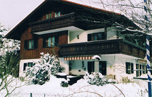 Haus im Winter mit Schnee im Garten
