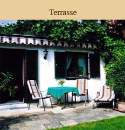 Südterrasse mit Gartenmöbeln