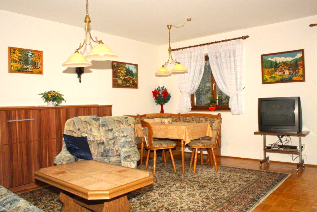 Wohnzimmer mit Essplatz